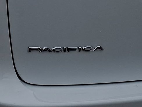 Used 2024 Chrysler Pacifica Touring-L FWD image 30