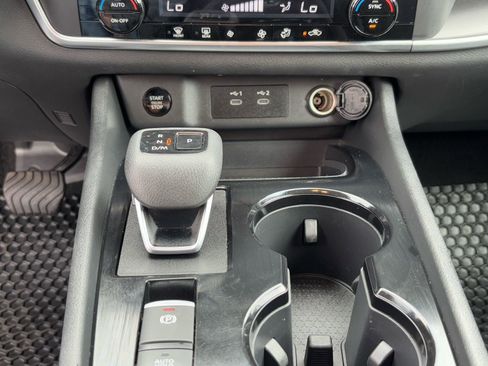 Used 2025 Nissan Rogue SV image 27