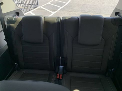 Used 2025 Volkswagen Atlas SEL AWD/4WD image 34