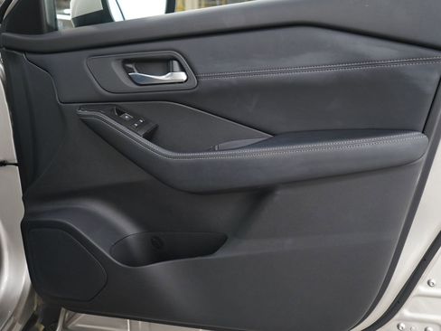 Used 2025 Nissan Rogue SL AWD/4WD image 11