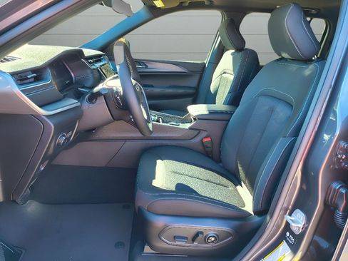 New 2025 Jeep Grand Cherokee Laredo X w/ Luxury Tech Group I AWD/4WD image 15