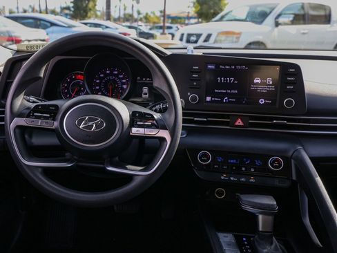 Used 2021 Hyundai Elantra SEL image 25