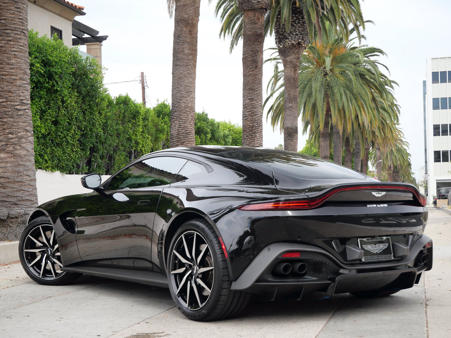 Used 2020 Aston Martin V8 Vantage Coupe RWD image 2