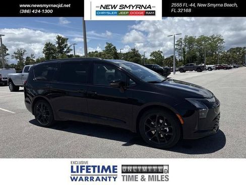 New 2027 Chrysler Pacifica Limited FWD image 1