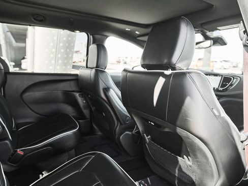 Used 2025 Chrysler Pacifica Limited FWD image 17