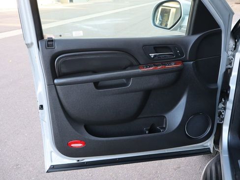 Used 2011 Cadillac Escalade AWD image 25