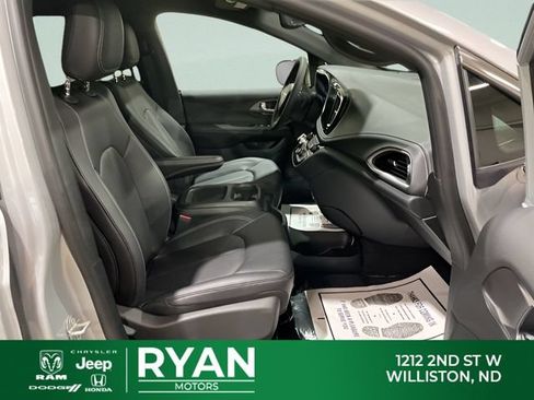 New 2026 Chrysler Pacifica Select AWD/4WD image 48