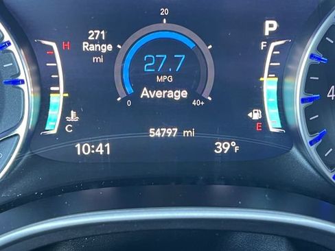 Used 2024 Chrysler Pacifica Touring-L FWD image 7