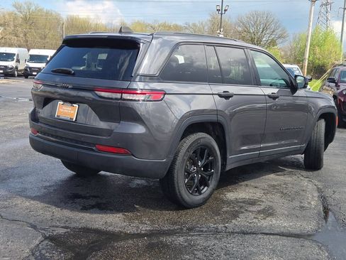 Used 2024 Jeep Grand Cherokee Altitude AWD/4WD image 12