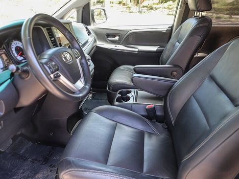 Used 2017 Toyota Sienna SE FWD image 23