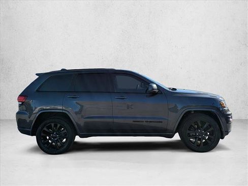 Used 2018 Jeep Grand Cherokee Altitude image 4