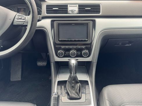Used 2012 Volkswagen Passat TDI SE FWD image 11