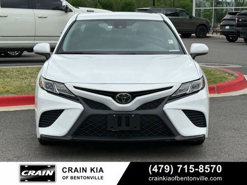 Used 2020 Toyota Camry SE FWD image 2
