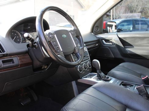 Used 2014 Land Rover LR2 HSE image 18