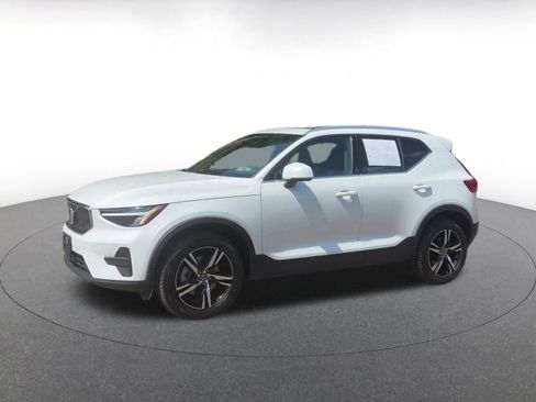 Used 2024 Volvo XC40 B5 Core image 8