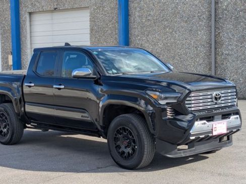Used 2024 Toyota Tacoma Limited w/ Limited Package (LT) image 3