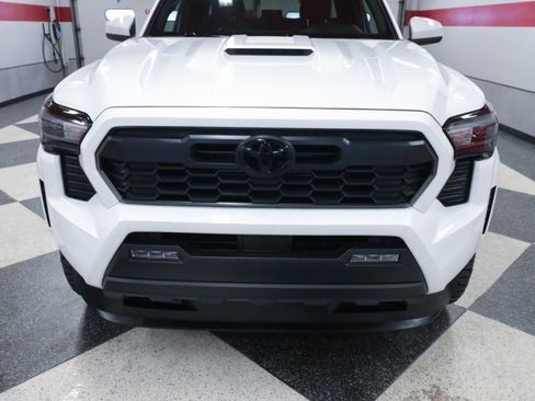 Used 2025 Toyota Tacoma TRD Sport AWD/4WD image 4