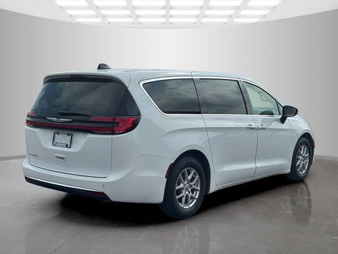 Certified 2024 Chrysler Pacifica Touring-L FWD image 7