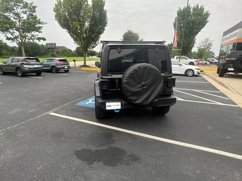 Used 2022 Jeep Wrangler Unlimited Sahara AWD/4WD image 4