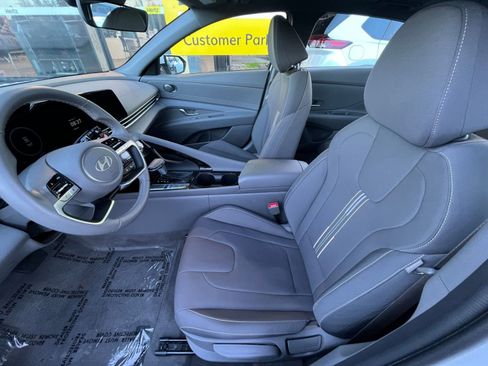 Used 2025 Hyundai Elantra SEL image 27