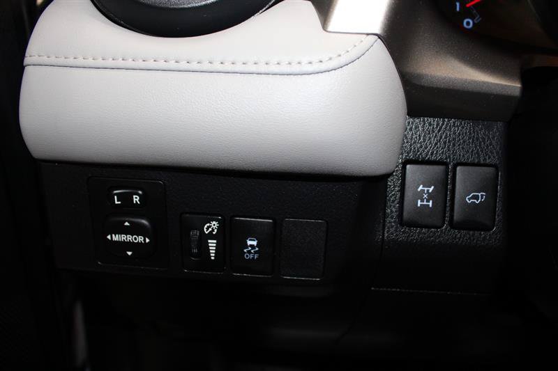 Used 2013 Toyota RAV4 Limited AWD/4WD image 19