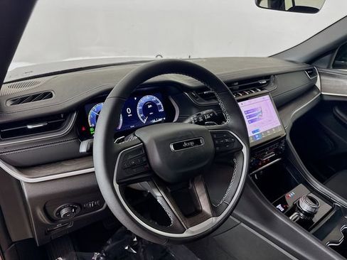 New 2025 Jeep Grand Cherokee Limited AWD/4WD image 9