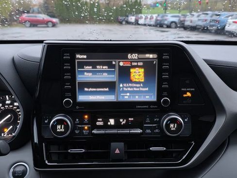Used 2021 Toyota Highlander XLE AWD/4WD image 22