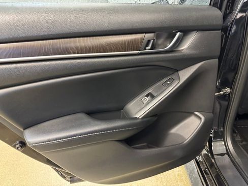 Used 2018 Honda Accord Touring image 18