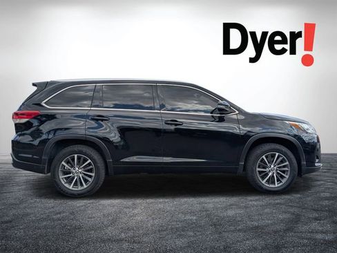 Used 2018 Toyota Highlander XLE image 2