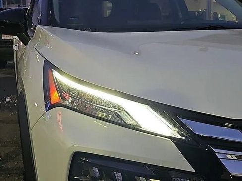 Used 2025 Nissan Rogue SL AWD/4WD image 18