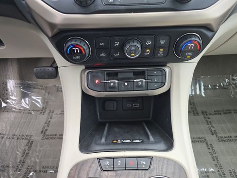 Used 2021 GMC Acadia Denali w/ Denali Technology Package image 32