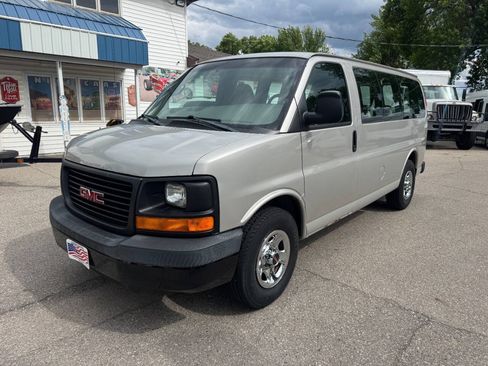 Used 2006 GMC Savana 1500 Passenger RWD image 2