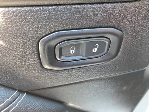 Used 2022 Jeep Wrangler Unlimited Sahara w/ Cold Weather Group AWD/4WD image 15