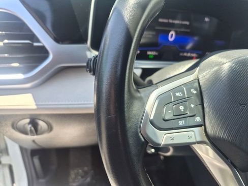 Used 2025 Volkswagen Taos SE FWD image 15