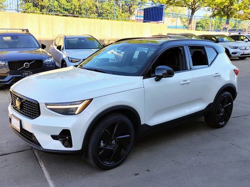 New 2026 Volvo XC40 B5 Ultra w/ Climate Package AWD/4WD image 6