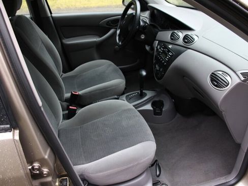 Used 2003 Ford Focus LX FWD image 12