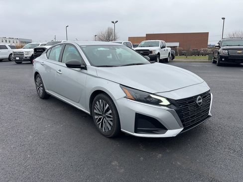 Used 2024 Nissan Altima 2.5 SV image 3