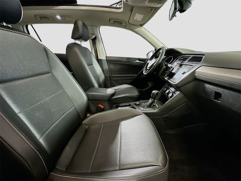 Used 2021 Volkswagen Tiguan SE w/ Panoramic Sunroof Package image 28