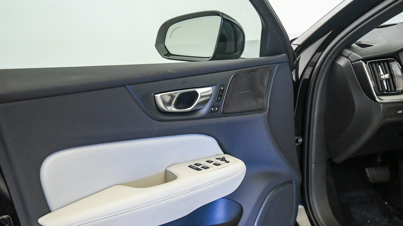 Certified 2025 Volvo V60 B5 Cross Country Ultra AWD/4WD image 25
