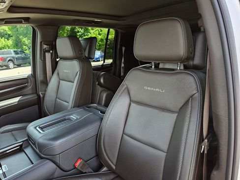 Used 2021 GMC Yukon XL Denali w/ Denali Ultimate Package AWD/4WD image 15