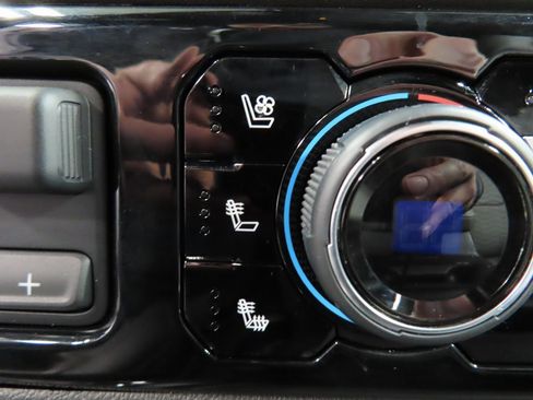 Used 2024 Chevrolet Silverado 2500 ZR2 w/ Technology Package image 73