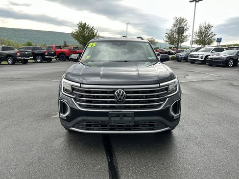 Used 2025 Volkswagen Atlas SE AWD/4WD image 2