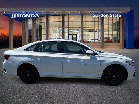 Used 2023 Volkswagen Jetta SE w/ Panoramic Sunroof Package FWD image 4
