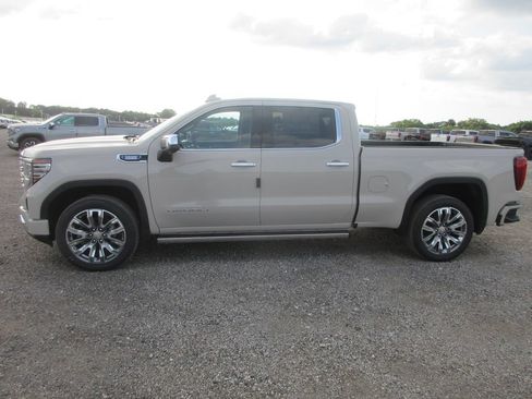 New 2026 GMC Sierra 1500 Denali w/ Denali Reserve Package AWD/4WD image 9