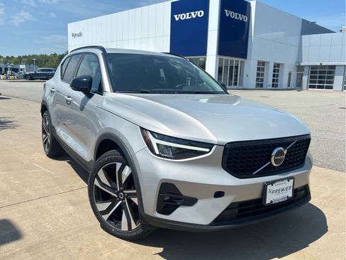 Used 2023 Volvo XC40 B5 Plus w/ Climate Package AWD/4WD image 2
