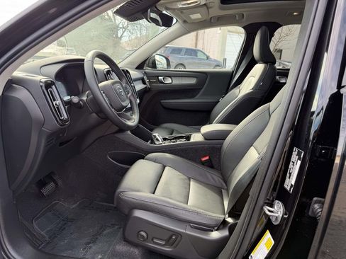 Certified 2025 Volvo XC40 B5 Ultra w/ Climate Package AWD/4WD image 17