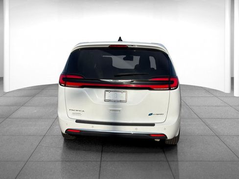 Used 2023 Chrysler Pacifica Touring-L image 6