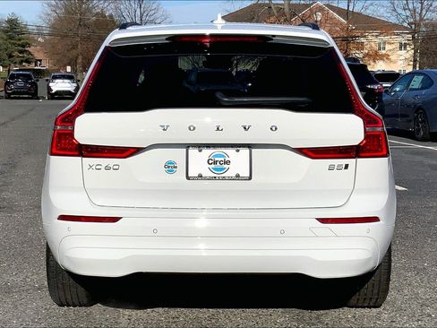 Used 2022 Volvo XC60 B5 Momentum w/ Climate Package image 4