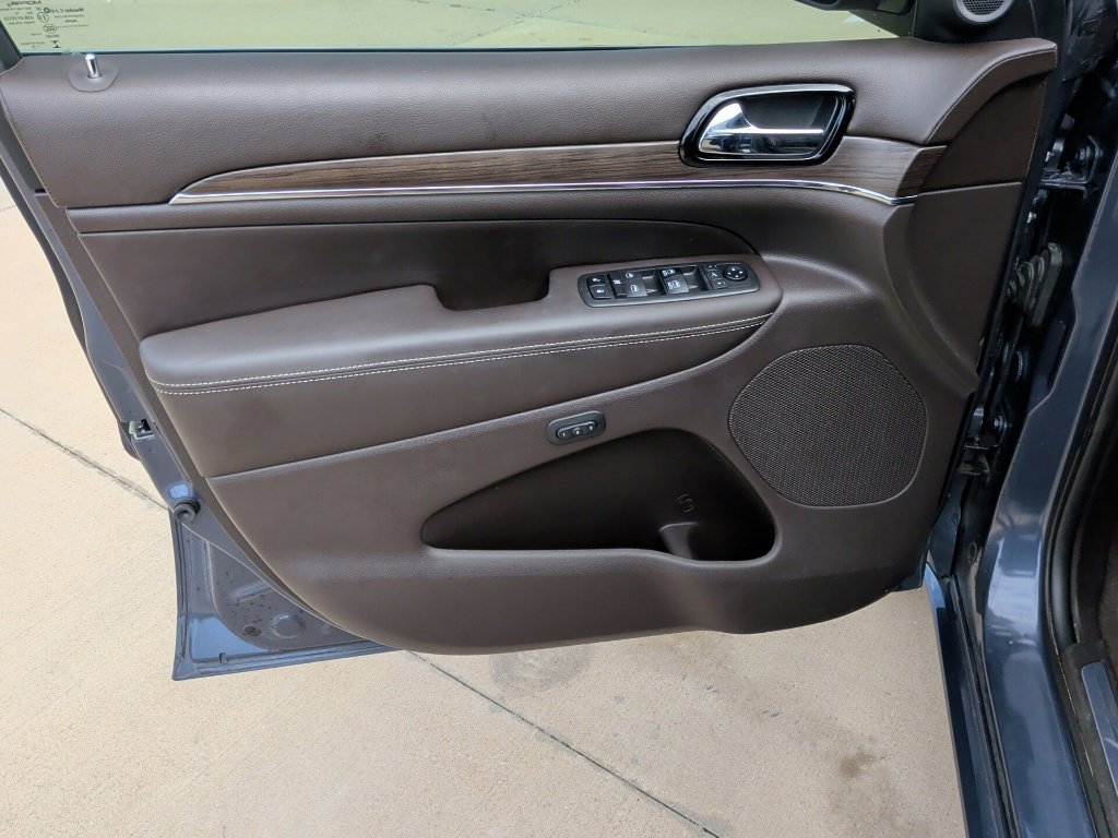 Used 2019 Jeep Grand Cherokee Overland AWD/4WD image 11