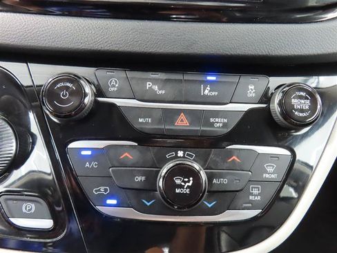 Used 2023 Chrysler Pacifica Touring-L FWD image 28